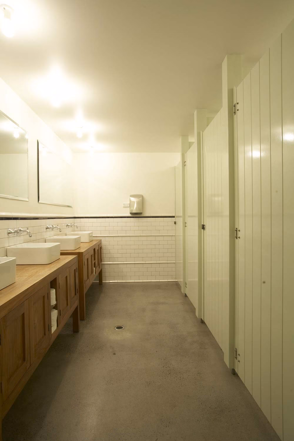 Sun Studios Mens Bathrooms retro style 1